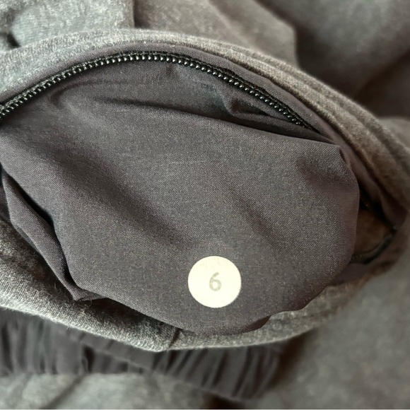 Lululemon Joggers Women’s 6 Grey Stretch Zipper Pockets No Drawstring EUC - Picture 6 of 8